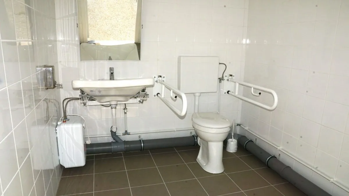 Sanitarni kontejner opremljen