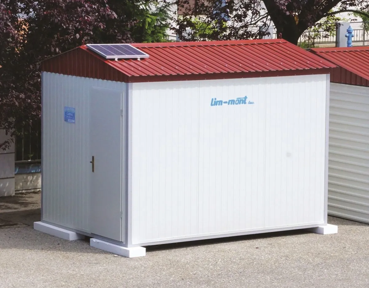 Kućica sa solarnim panelom